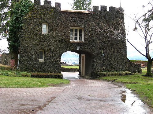 Entrance to the Cliff House grounds, Picture courtesy of Flickr user jjorey1